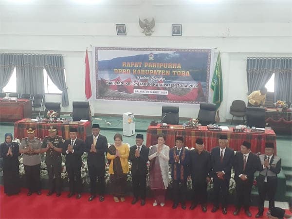 dprd_toba_paripurna_hari_jadi_ke_25_kabupaten_dihadiri_para_mantan_bupati_dan_sekda