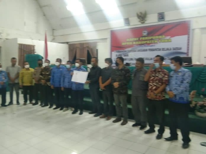dprd_toba_setujui_ranperda_apbd_ta_2022_serta_5_ranperda_usulan_2021