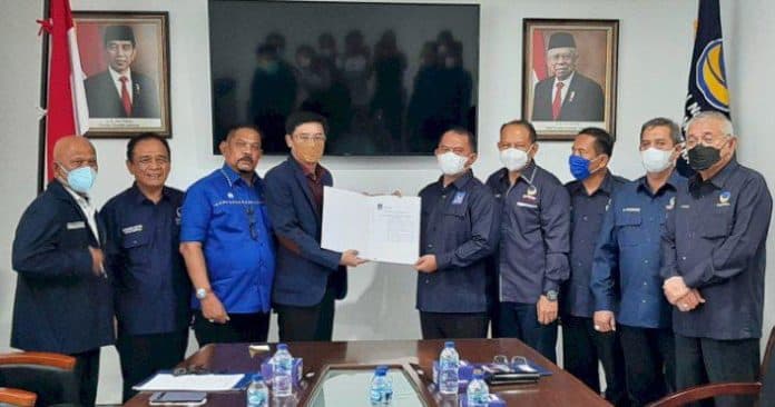 dpw_nasdem_sumut_serahkan_sk_dpd_labuhanbatu_dan_madina