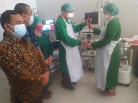 dr_abiran_nababan_serahkan_bantuan_gastroscopy_ke_rsu_hkbp_balige