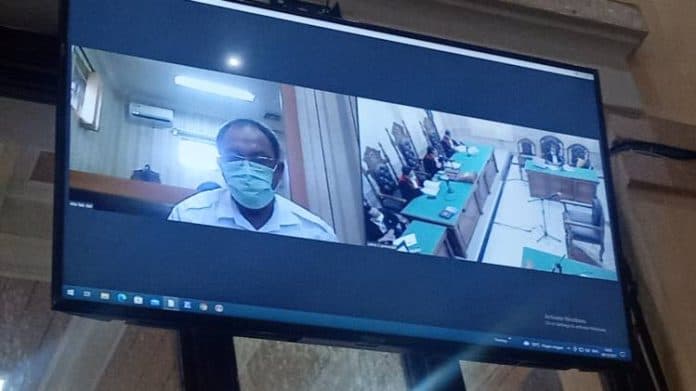 dr_kristinus_dituntut_3_tahun_penjara_gelar_vaksin_berbayar