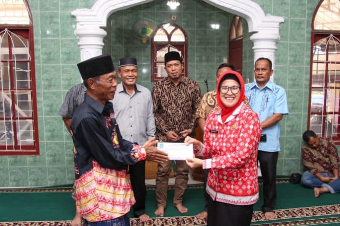 dr_susanti_dan_perumda_tirta_uli_serahkan_bantuan_ramadhan_berbagi_ke_masjid_al_ikhlas_siantar
