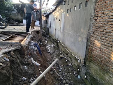 drainase_rusak_tergerus_air_tak_kunjung_diperbaiki_warga_resah