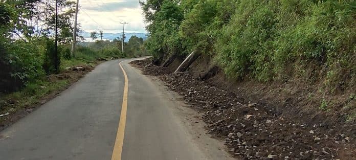 drainase_tanjung_dolok_tigaras_dikeruk_pengguna_jalan_waspada