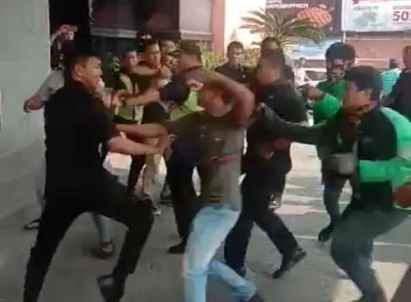 driver_ojol_baku_hantam_dengan_sekurity_thamrin_plaza