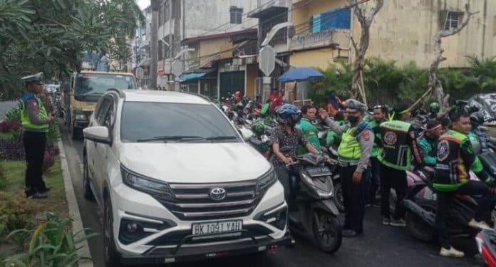 driver_ojol_kembali_geruduk_kantor_shopee_jalan_katamso_medan_macet