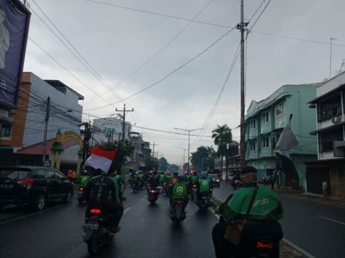 driver_ojol_yang_tak_ikut_aksi_disoraki_di_jalan