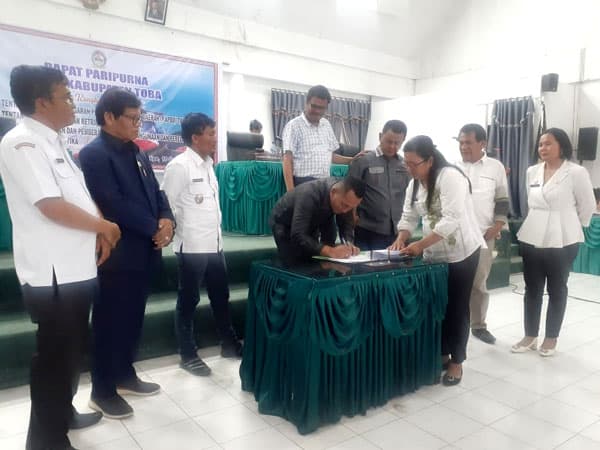 drpd_toba_setujui_ranperda_p_apbd_2023_dan_2_lainnya_jadi_perda