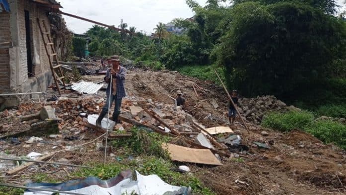 dua_bangunan_liar_di_jalan_vihara_siantar_ditertibkan