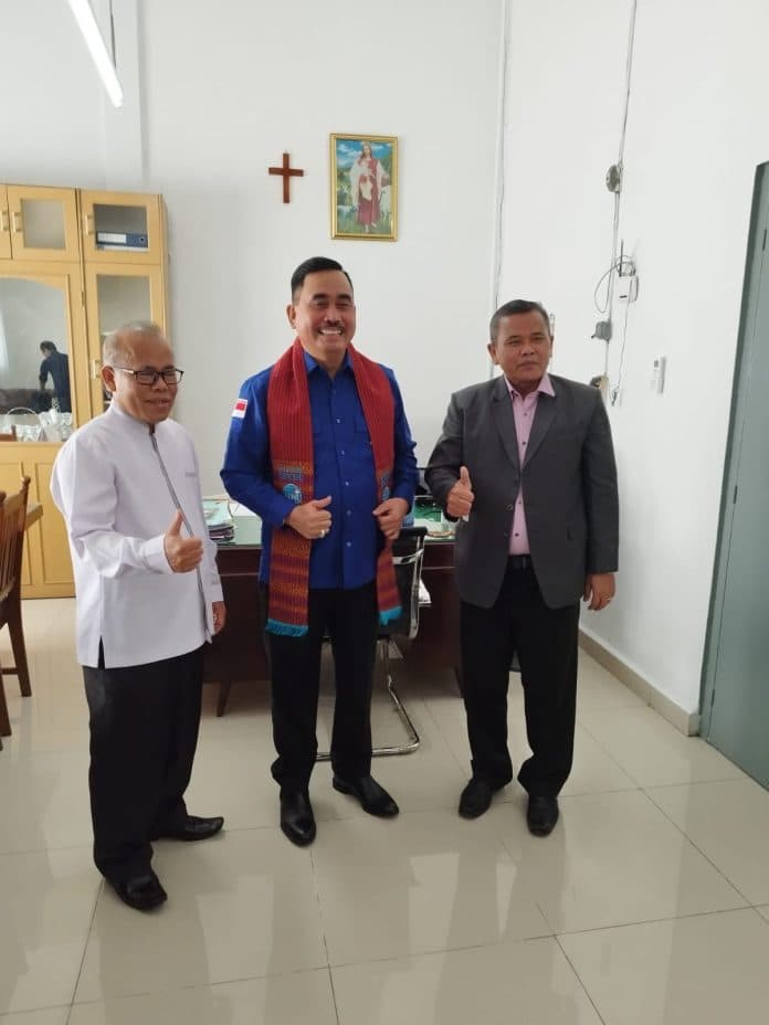 dua_bulan_dilantik_sebagai_anggota_dpr_ri_hendrik_sitompul_temui_pimpinan_gereja_di_siantar