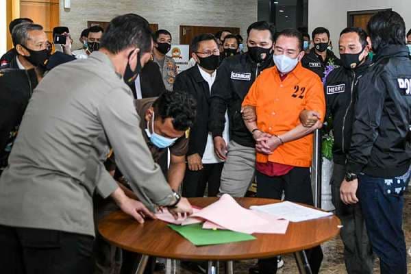 dua_jenderal_polisi_bersama_djoko_soegiarto_tjandra_jalani_sidang_perdana