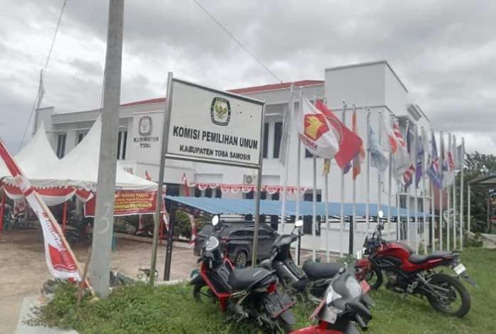 dua_kandidat_bupati_toba_segera_mendaftar_ke_kpu
