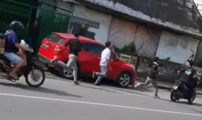 dua_kelompok_pelajar_tawuran_di_jalan_sutrisno_medan_bubar_setelah_polisi_datang