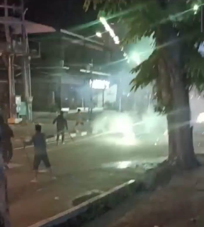 dua_kelompok_remaja_saling_serang_pakai_bom_molotov