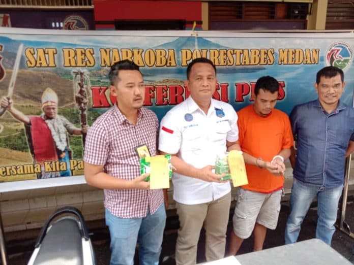 dua_kg_sabu_asal_malaysia_gagal_beredar_seorang_kurir_diamankan