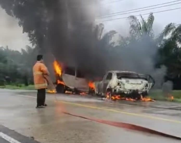 dua_mobil_terbakar_di_jalinsum_asahan_setelah_bertabrakan