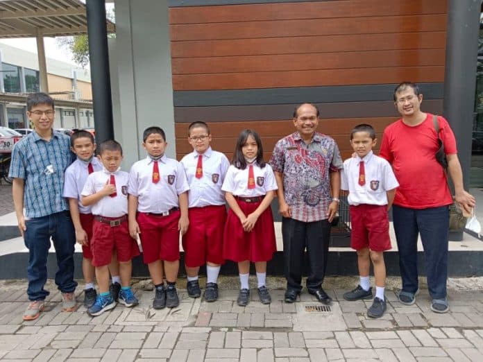 dua_murid_sd_asal_pakpak_bharat_ikuti_kompetisi_asmopss