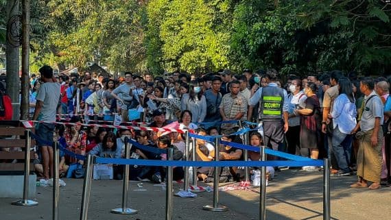 dua_orang_di_myanmar_tewas_saat_antre_pembuatan_paspor