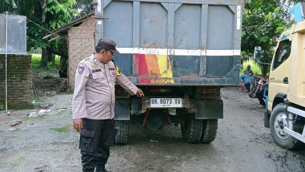dua_orang_kesetrum_kabel_yang_disenggol_truk_satu_meninggal_dunia