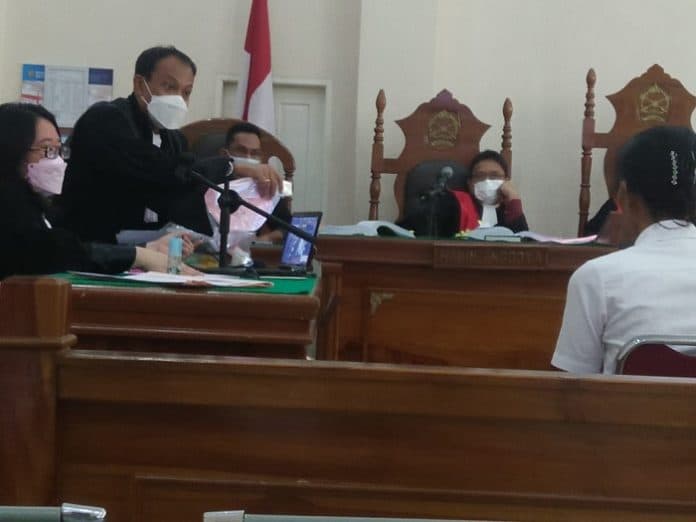 dua_pegawai_klinik_pratama_jadi_saksi_di_persidangan_pengadaan_vaksinasi_berbayar