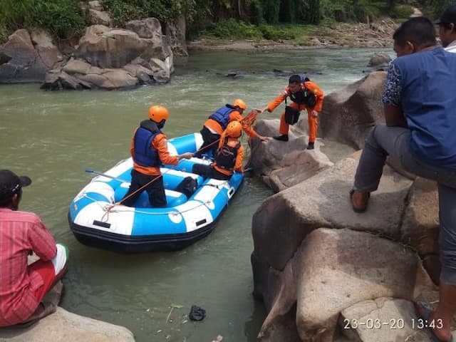 dua_pelajar_aliya_dan_winda_yang_tenggelam_di_pantai_salju_belum_ditemukan