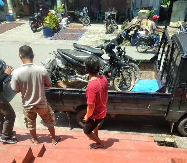 dua_pelaku_curanmor_dan_3_barbut_sepeda_motor_diamankan_warga_apresiasi_kinerja_polsek_tigalingga