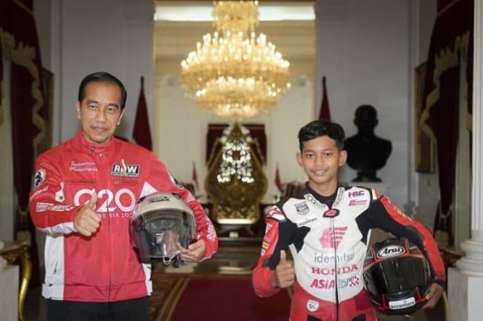 dua_pembalap_muda_indonesia_bertemu_jokowi_ikut_parade_motogp