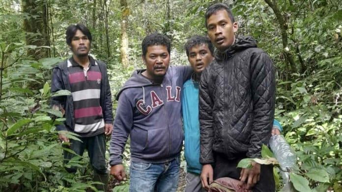 dua_pemuda_yang_tersesat_di_gunung_sibuatan_ditemukan_dalam_keadaan_selamat