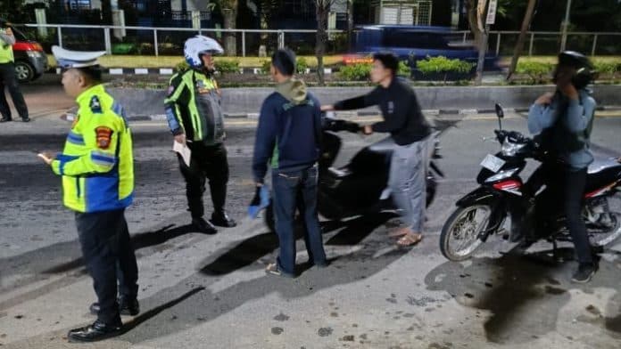 dua_pengendara_bawa_sajam_diamankan_saat_razia_gabungan_di_karo