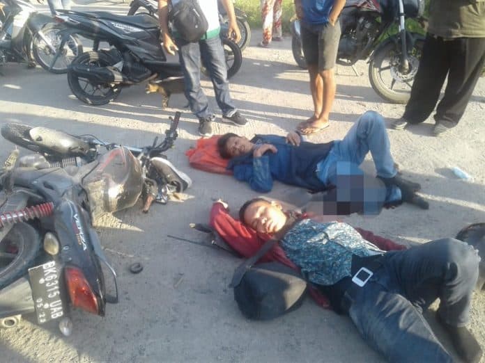 dua_pengendara_sepeda_motor_warga_lima_puluh_kritis_ditabrak_truk_colt_diesel