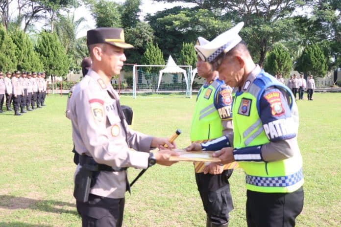 dua_personel_polisi_terima_penghargaan_usai_mengamankan_28_kg_sabu_di_sergai