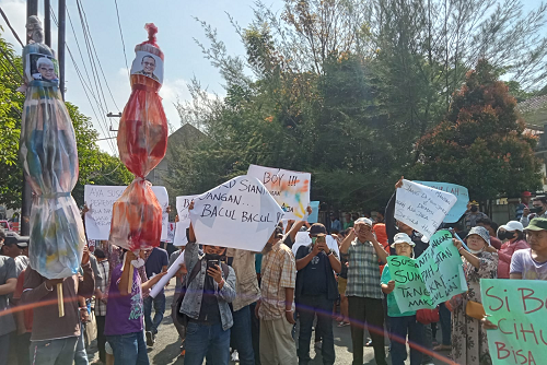 dua_pocong_ramaikan_aksi_demo_desak_dprd_makzulkan_wali_kota_siantar