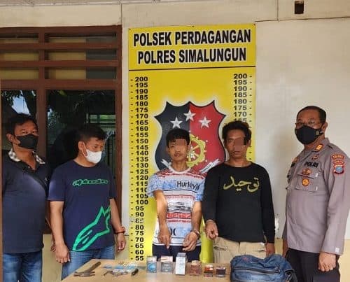 dua_pria_ini_terekam_cctv_curi_rokok_di_alfamart_perdagangan_seperti_ini_sekarang_nasibnya