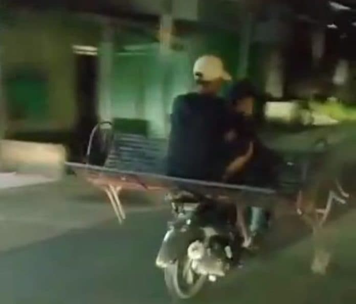 dua_pria_nekat_curi_kursi_besi_taman_di_siantar_angkut_pakai_sepeda_motor
