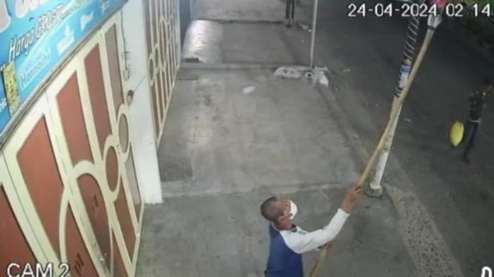 dua_pria_tertangkap_cctv_mencuri_bola_lampu_sejumlah_toko_di_kisaran