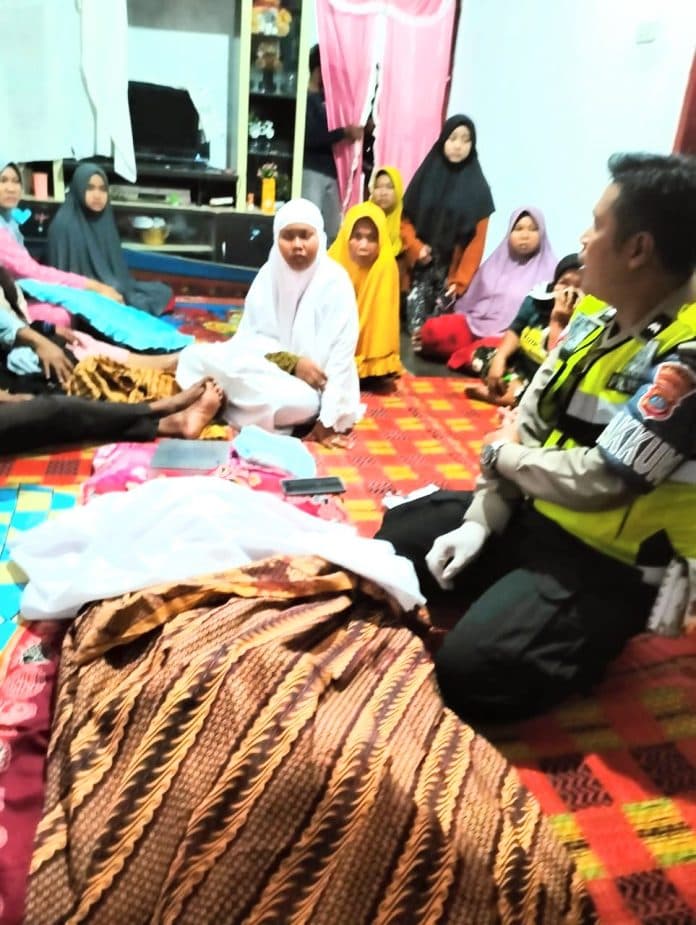 dua_remaja_pengendara_septor_laga_kambing_di_lima_puluh_1_tewas