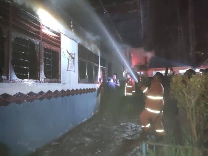 dua_ruangan_sd_040457_berastagi_terbakar_siswa_belajar_di_halaman