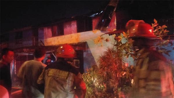 dua_rumah_di_asrama_tni_glugur_hong_ludes_terbakar