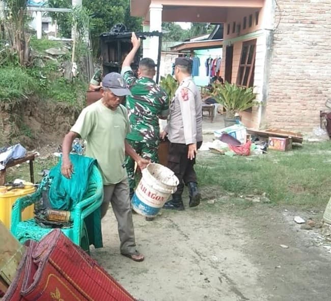 dua_rumah_di_dolok_marlawan_terbakar_diduga_akibat_korsleting_listrik