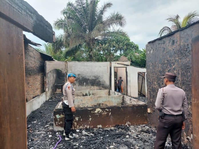 dua_rumah_di_kisaran_ludes_terbakar_saat_pemilik_terlelap_tidur