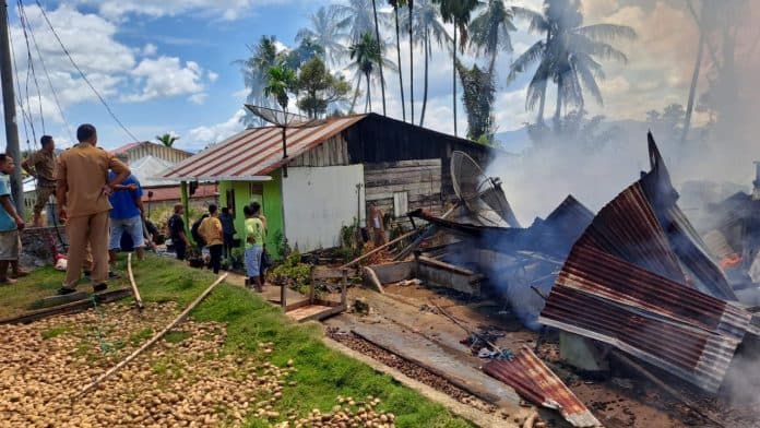 dua_rumah_hangus_tebakar_di_lau_rambong_tigalingga_dairi_3_mobil_damkar_dikerahkan