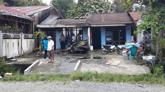 dua_rumah_kontrakan_terbakar_di_dolok_panribuan_nihil_korban_jiwa
