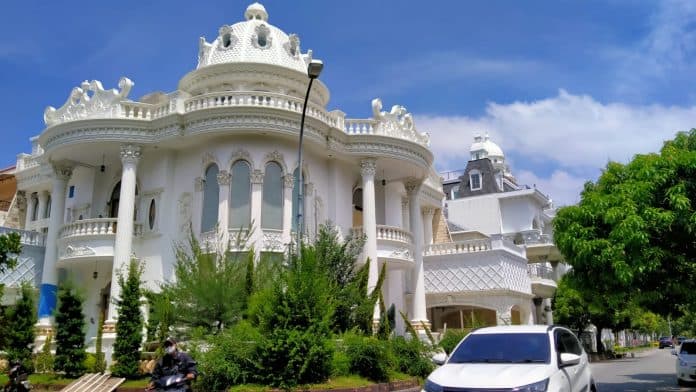 dua_rumah_mewah_milik_indra_kenz_di_medan_disita