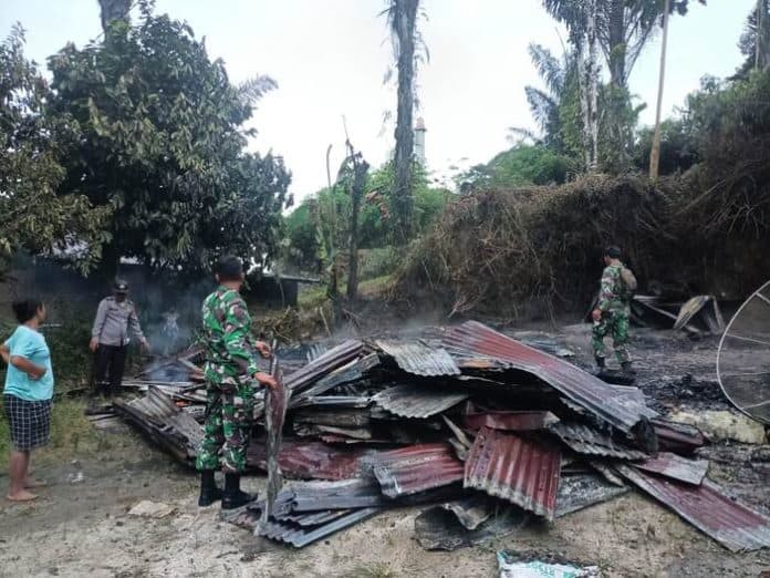 dua_rumah_petani_habis_terbakar_di_kecamatan_silaen_toba