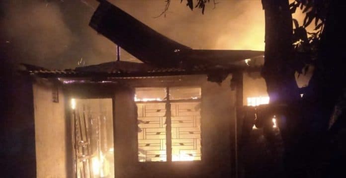 dua_rumah_terbakar_di_jalan_mawar_medan_polonia