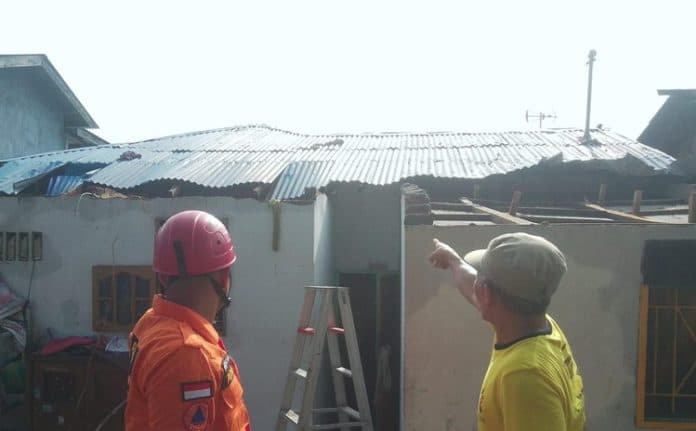 dua_rumah_terdampak_angin_puting_beliung_di_medan_marelan