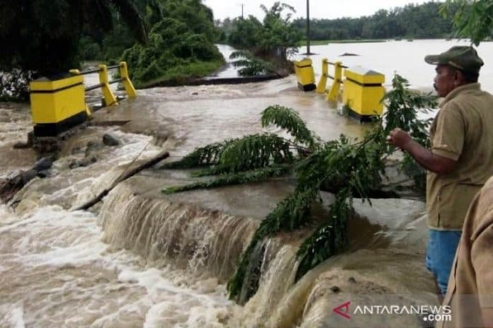 dua_rumah_warga_agam_rusak_dihantam_luapan_batang_tiku