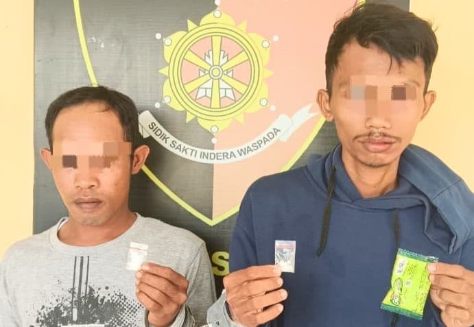 dua_sekawan_pengendara_motor_bawa_sabu_diringkus_polisi_di_medang_deras