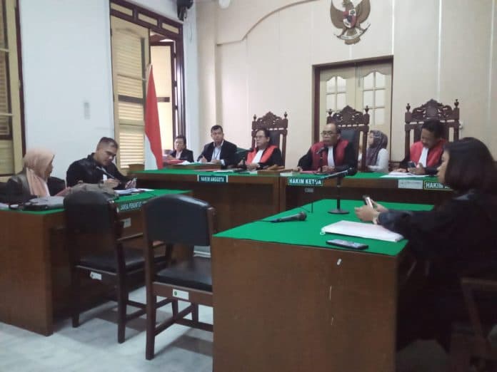 dua_terdakwa_kasus_perdagangan_sisik_trenggiling_dituntut_18_bulan_penjara