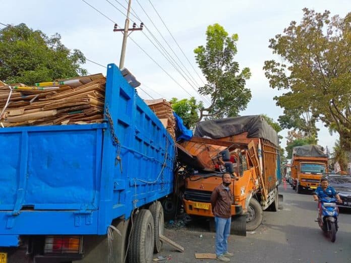dua_truk_tabrakan_di_jalan_medan_siantar_3_korban_dilarikan_ke_rs